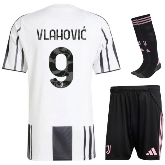 MAILLOT KIT ENFANT JUVENTUS DOMICILE 2025/26 VLAHOVIC