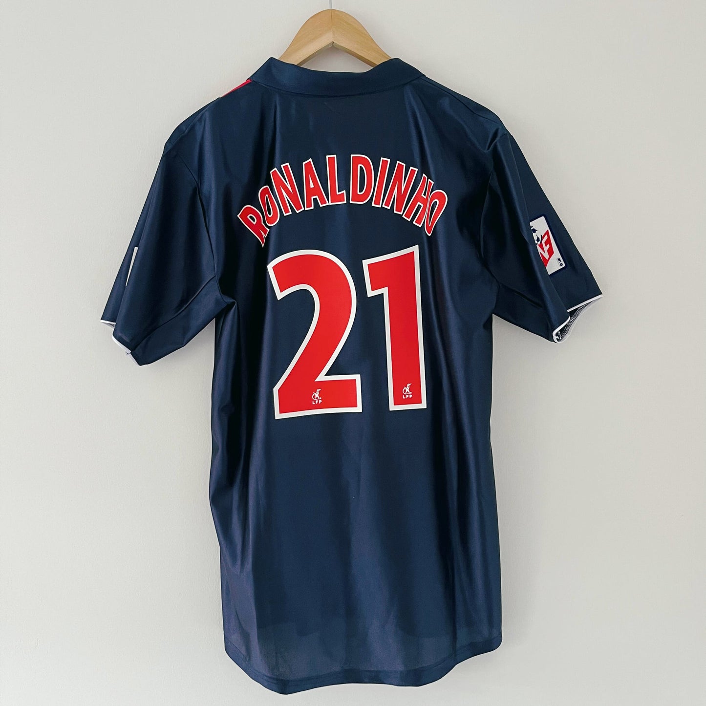 MAILLOT PARIS SG  2001/02 RONALDINHO 21 - ALLMAILLOT.com  